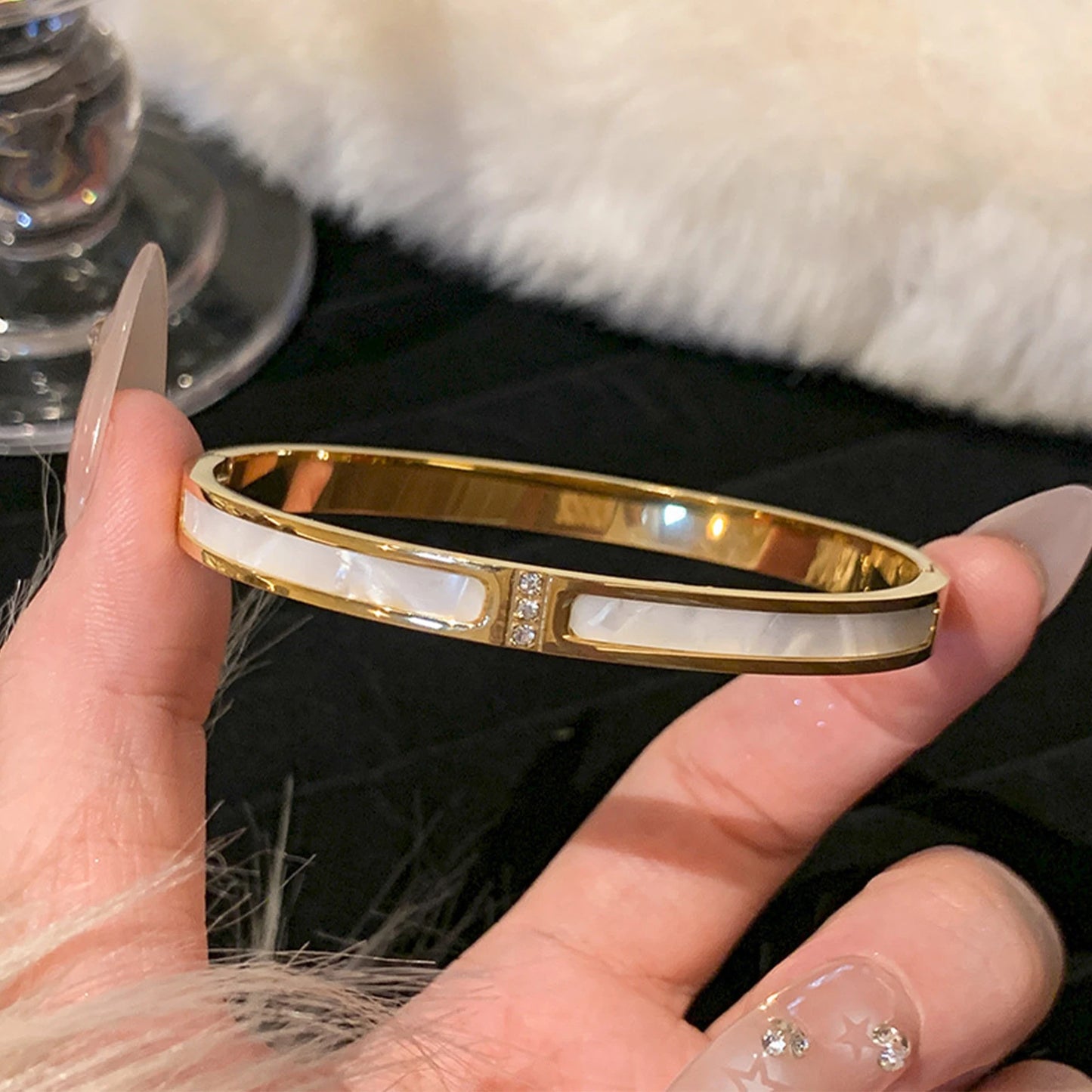 ✨ Eternal Gleam – Pulsera de acero de titanio y oro ✨