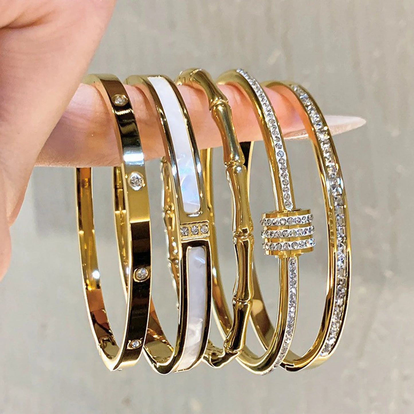 ✨ Eternal Gleam – Pulsera de acero de titanio y oro ✨