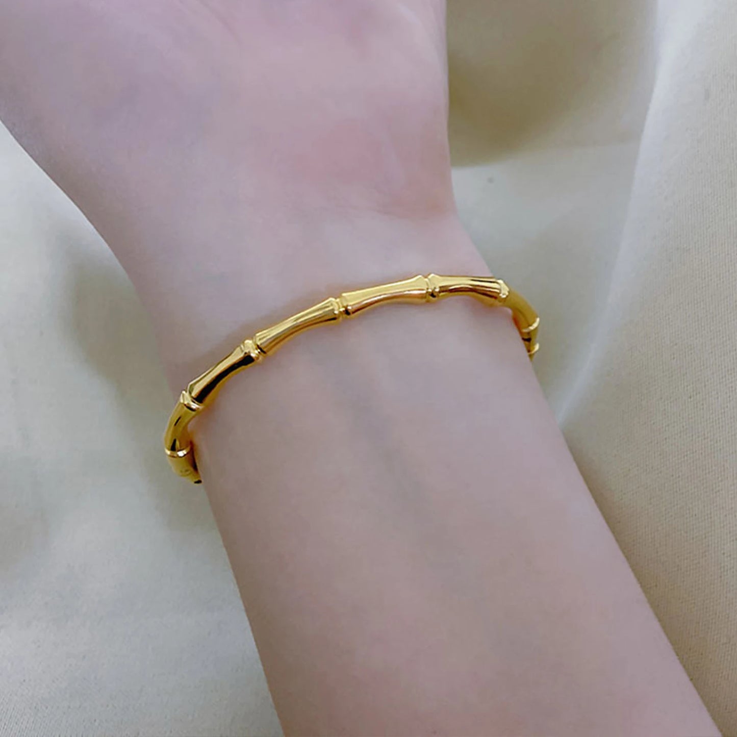 ✨ Eternal Gleam – Pulsera de acero de titanio y oro ✨