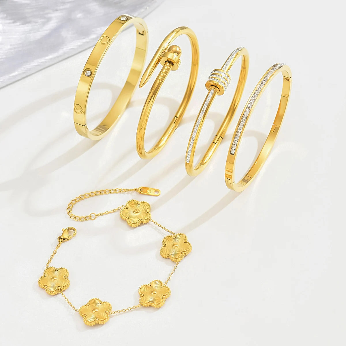 🍀 CloverGlow – Pulsera de la suerte con cuatro hojas doradas 🍀