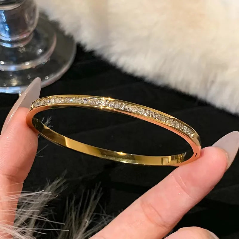 ✨ Golden Grace – Brazalete de acero inoxidable con brillantes diamantes de imitación ✨