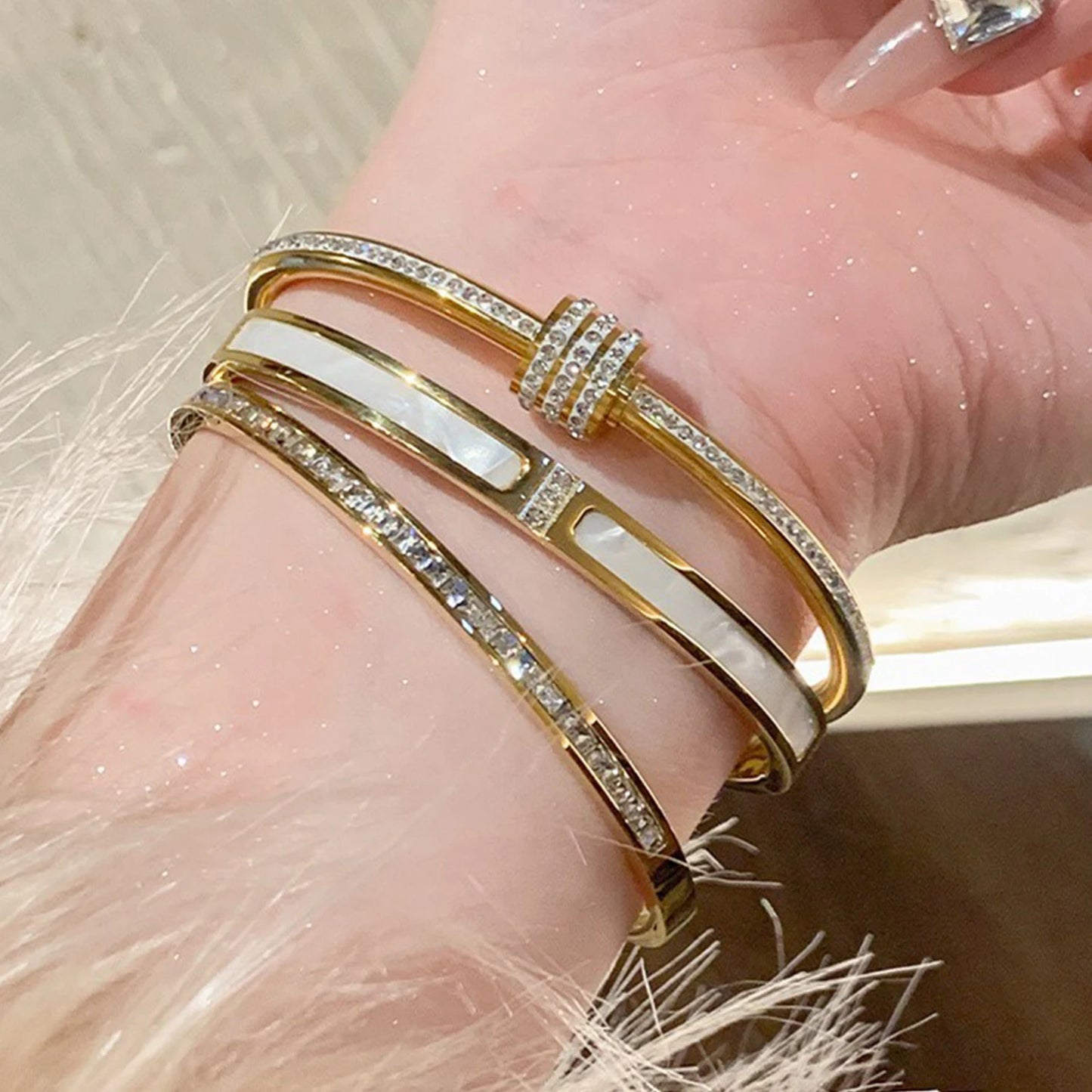 ✨ Eternal Gleam – Pulsera de acero de titanio y oro ✨