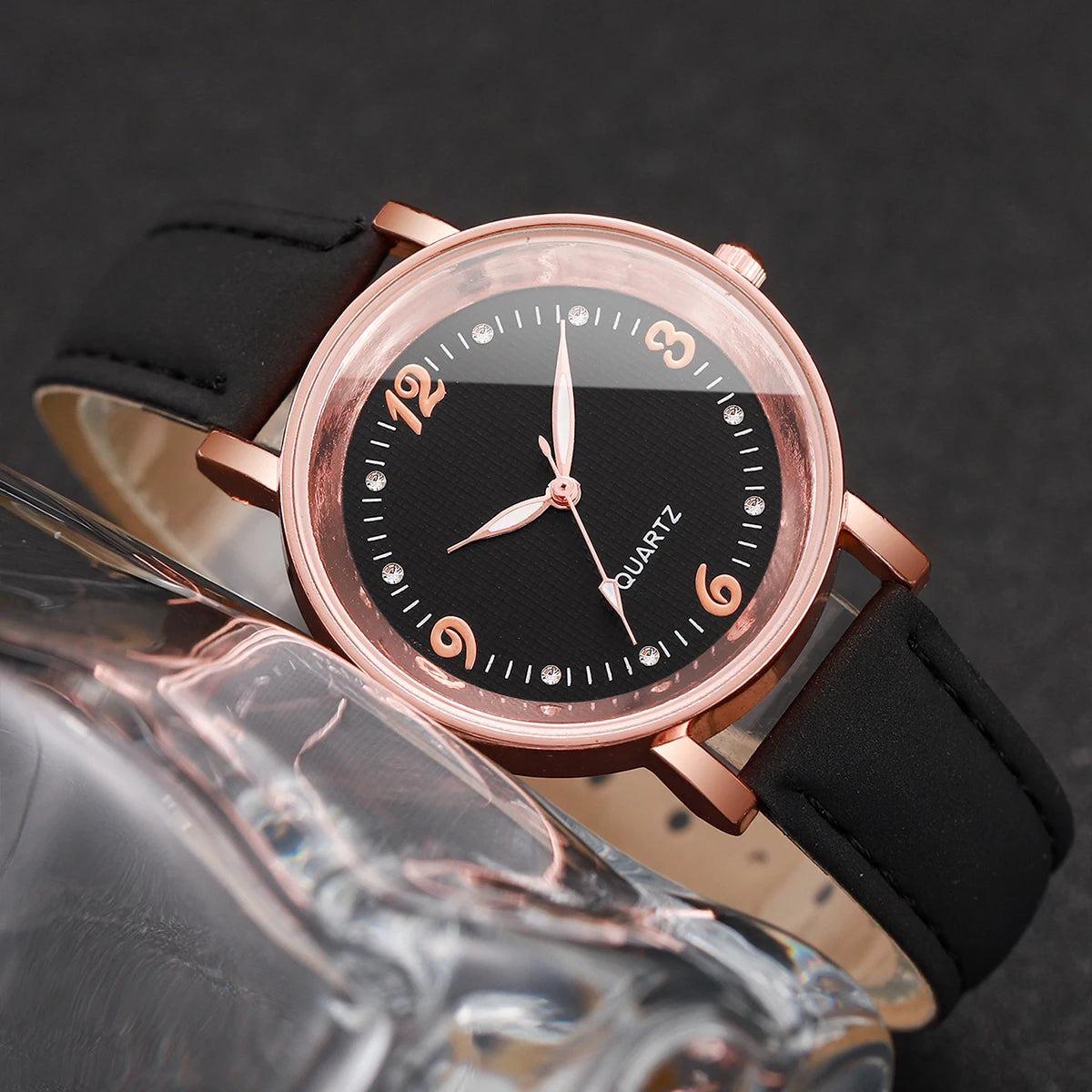 Reloj de cuero con esfera clásica: estilo cotidiano y sin esfuerzo