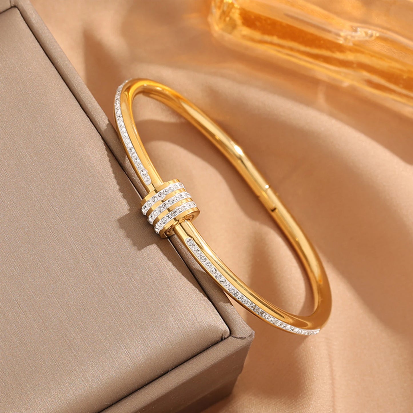 ✨ Eternal Gleam – Pulsera de acero de titanio y oro ✨