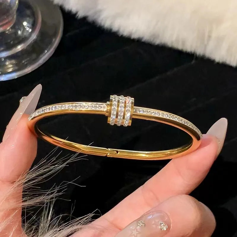 ✨ Golden Grace – Brazalete de acero inoxidable con brillantes diamantes de imitación ✨