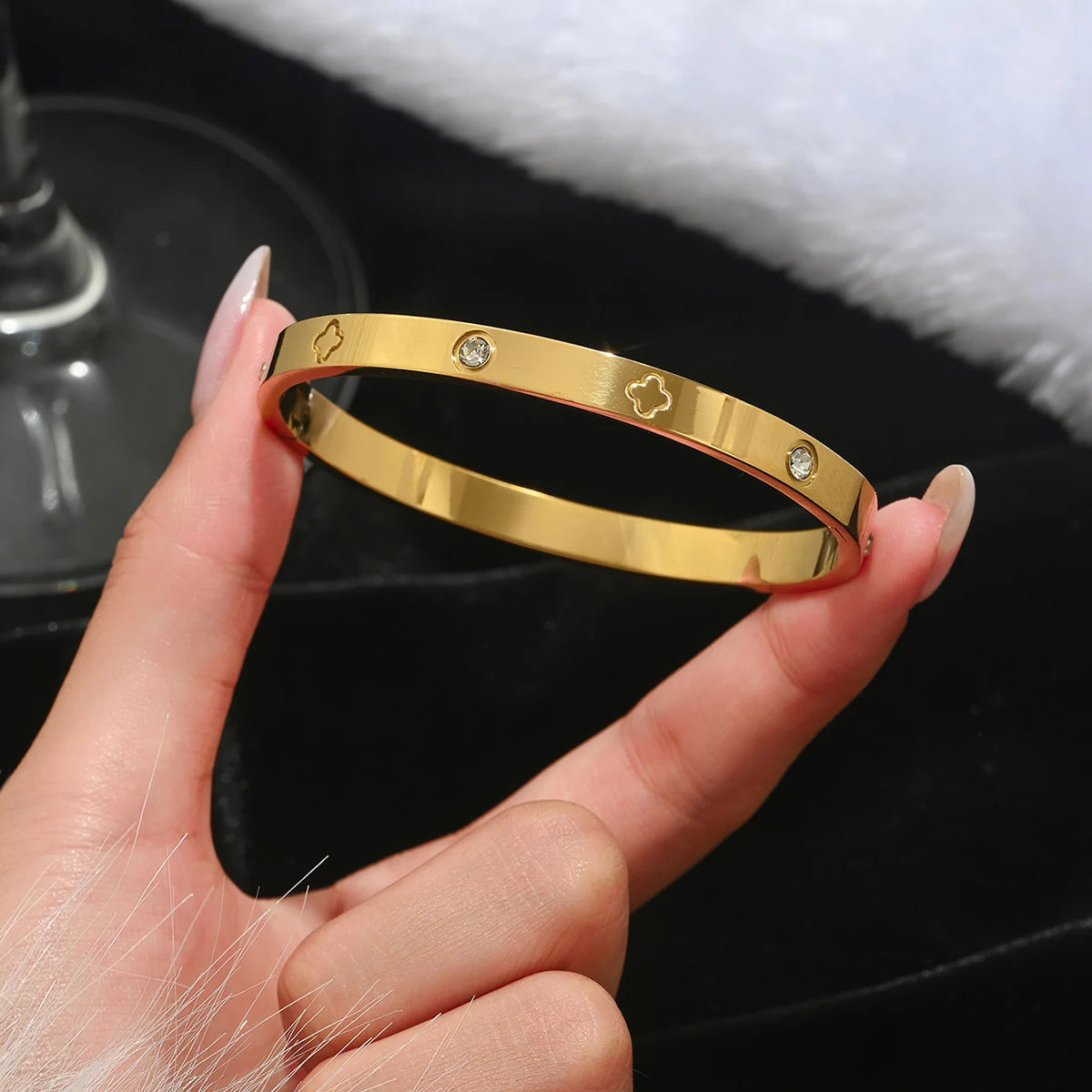 🍀 CloverGlow – Pulsera de la suerte con cuatro hojas doradas 🍀