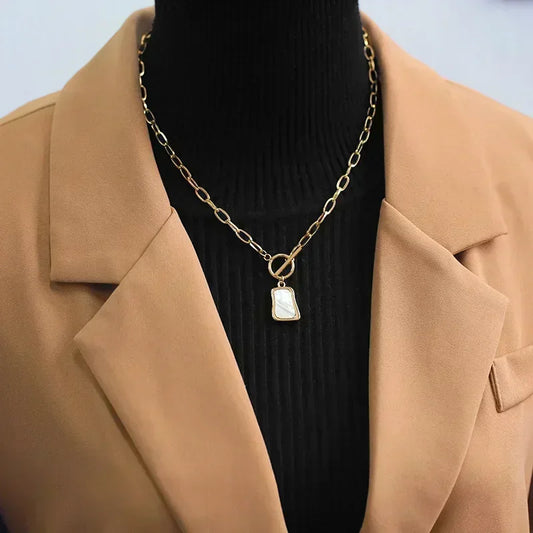 Collar con colgante de perla trapezoidal OysterGleam 