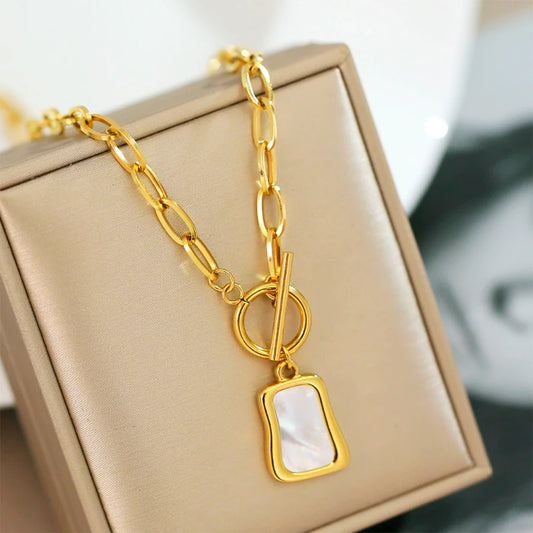 Collar con colgante de perla trapezoidal OysterGleam 